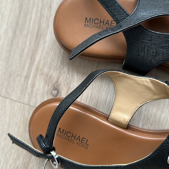 MICHAEL Michael Kors Women's Leather MK Plate T-Strap Thong Sandals NWOB - Picture 5 of 6